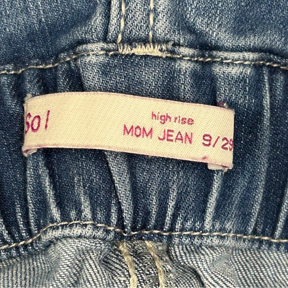 SO Juniors Mom Jean High Rise Size 9 (30x26) Taper Distressed Stretch Med Blue - Picture 12 of 14